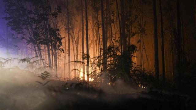 Fuego en la zona de Fuente de Faro de Brantuas, a 3 de agosto de 2025, en Ponteceso, A Coruña, Galicia (España).