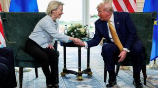 El presidente de Estados Unidos, Donald Trump , estrecha la mano de la presidenta de la Comisión Europea, Ursula von der Leyen