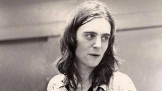 Terry Reid en el backstage de la sala de conciertos The Bitter End, en Nueva York, 1974. Foto: Dina Regine (CC BY-SA 2.0)