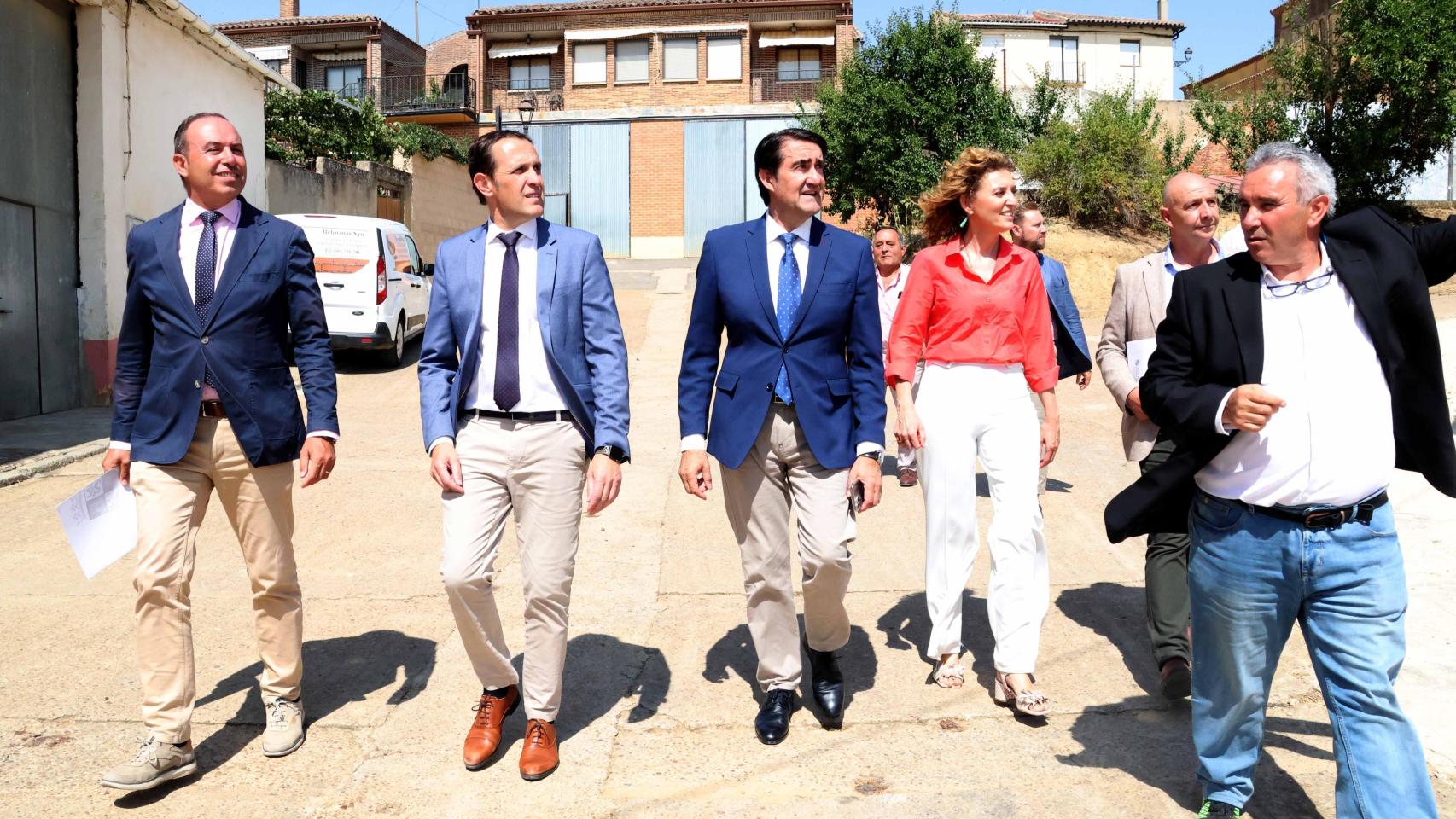 Conrado Íscar y Juan Carlos Suárez-Quiñones visitan las viviendas sociales de Santervás