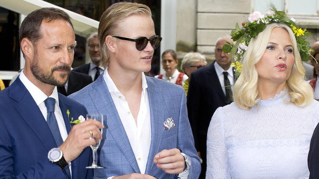 Haakon de Noruega, junto a Marius Borg y Mette-Marit.