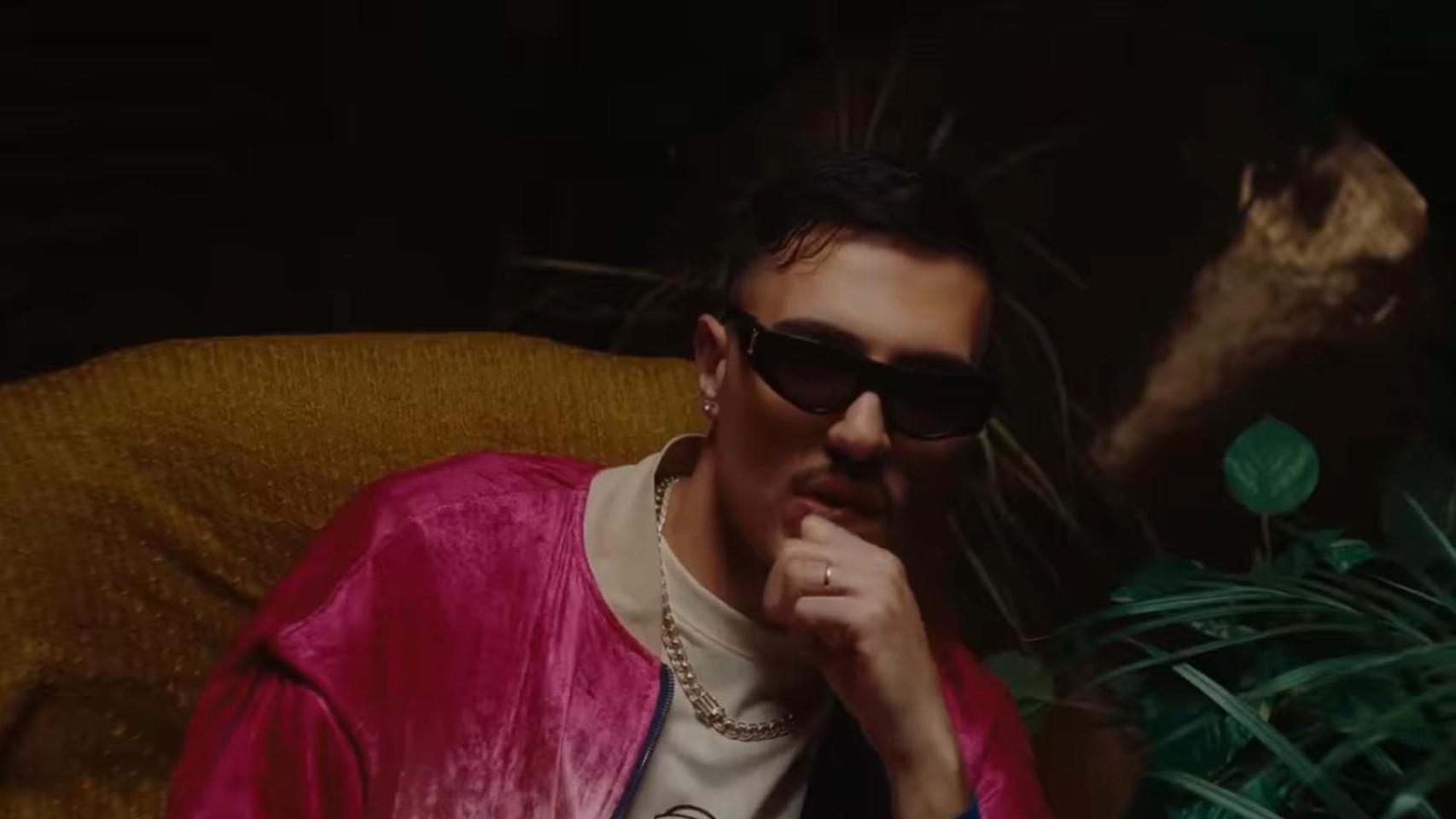 Pikete en el videoclip Periódico de ayer