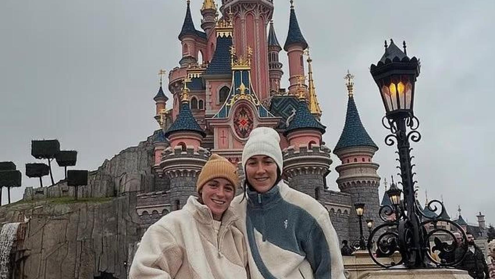 Ona Batlle y Lucy Bronze en París.