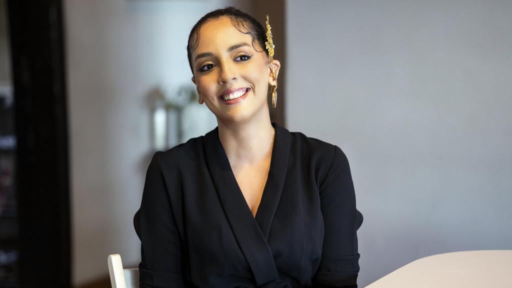 La artista frente al objetivo.