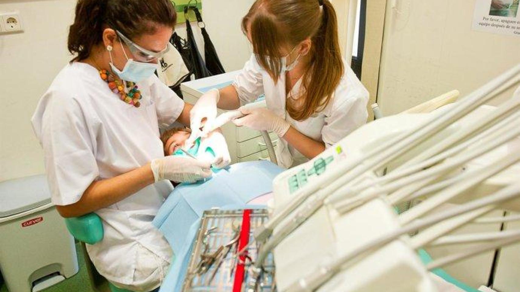 Dentistas realizando una consulta. Imagen de archivo.