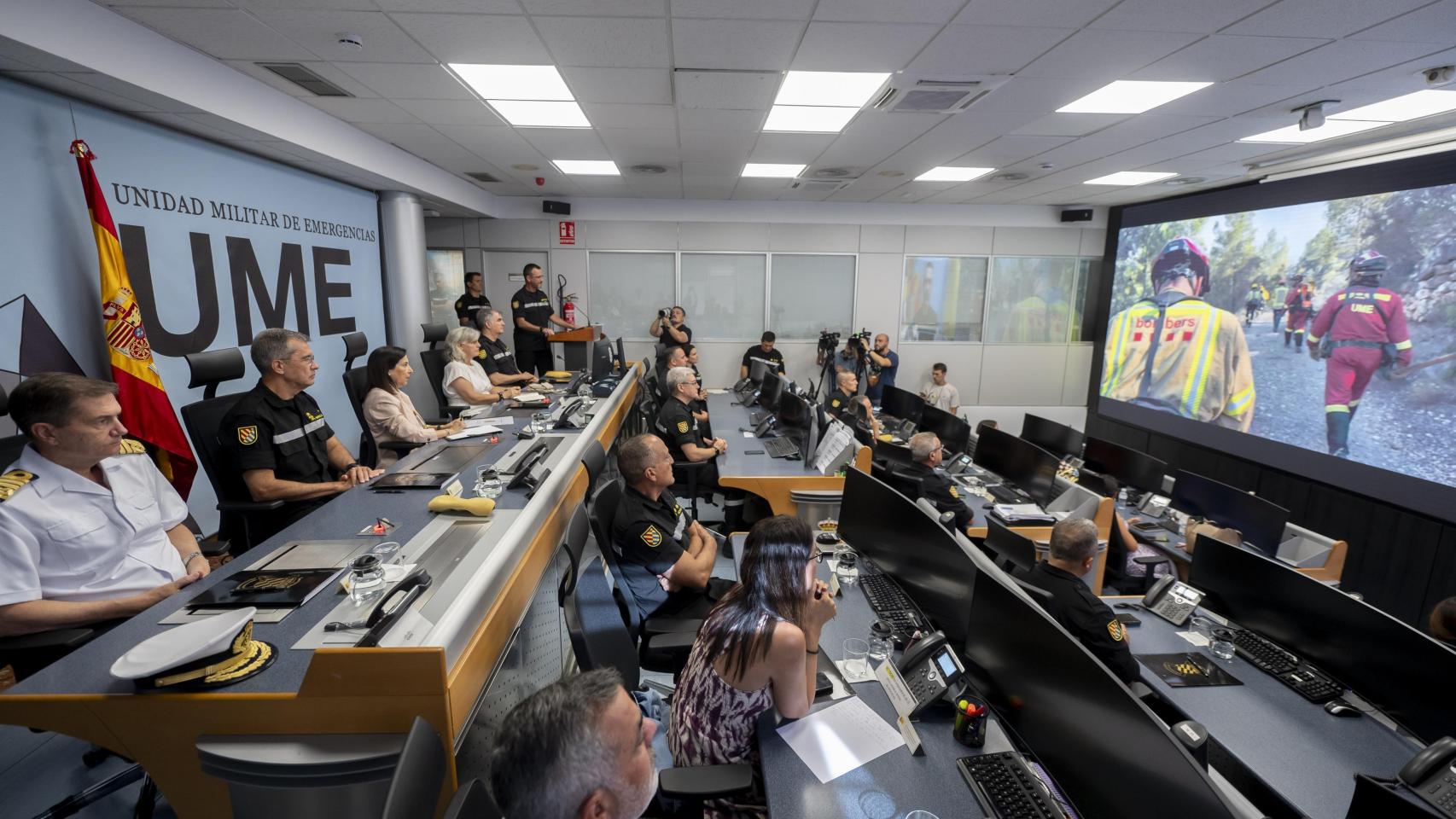 La ministra de Defensa, Margarita Robles (3i), asiste a una videoconferencia desde el Cuartel General de la UME en Torrejón de Ardoz (Madrid).