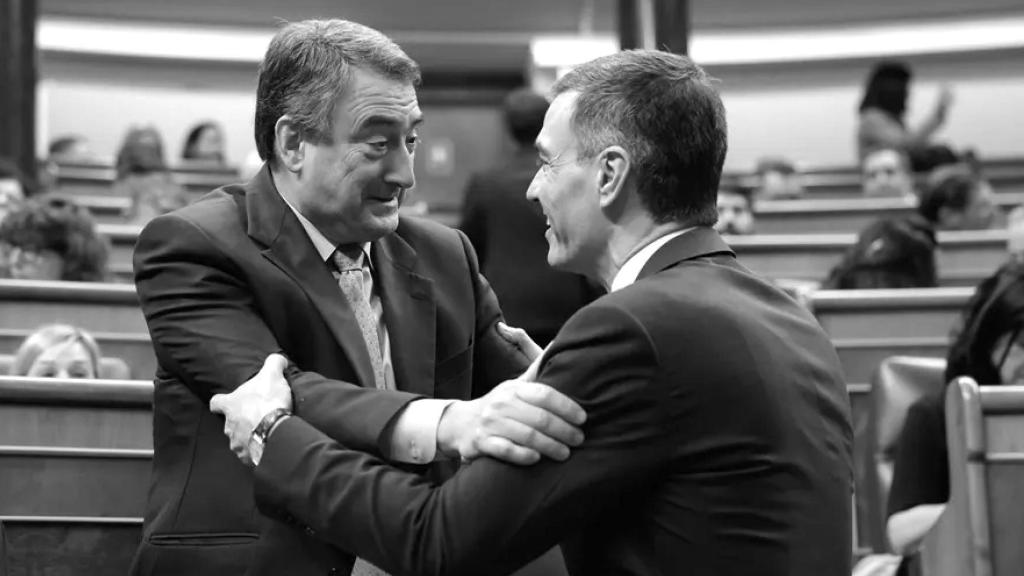 Aitor Esteban abraza en el Congreso de los Diputados a Pedro Sánchez.