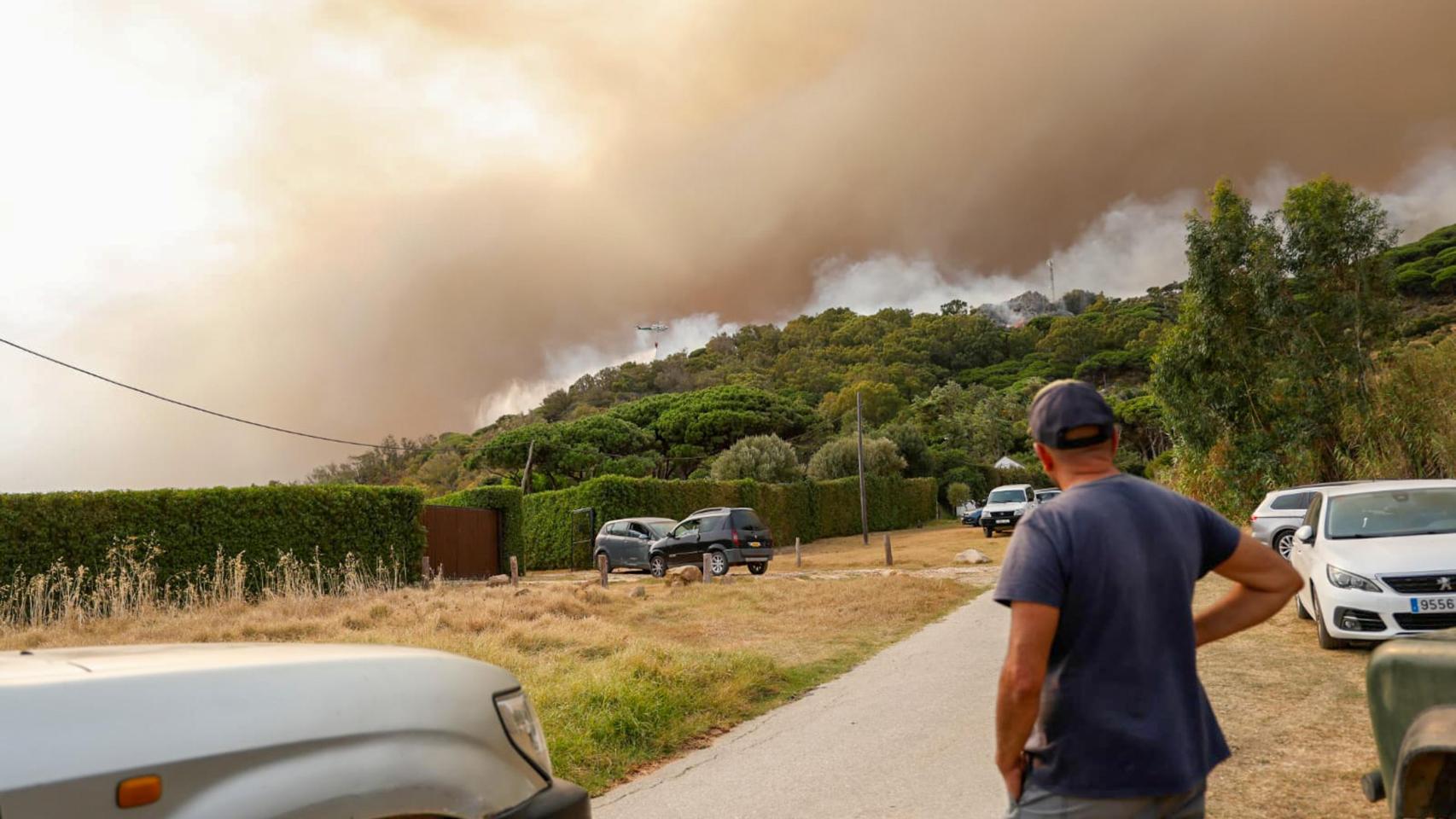 Imagen del incendio registrado en Tarifa (Cádiz).