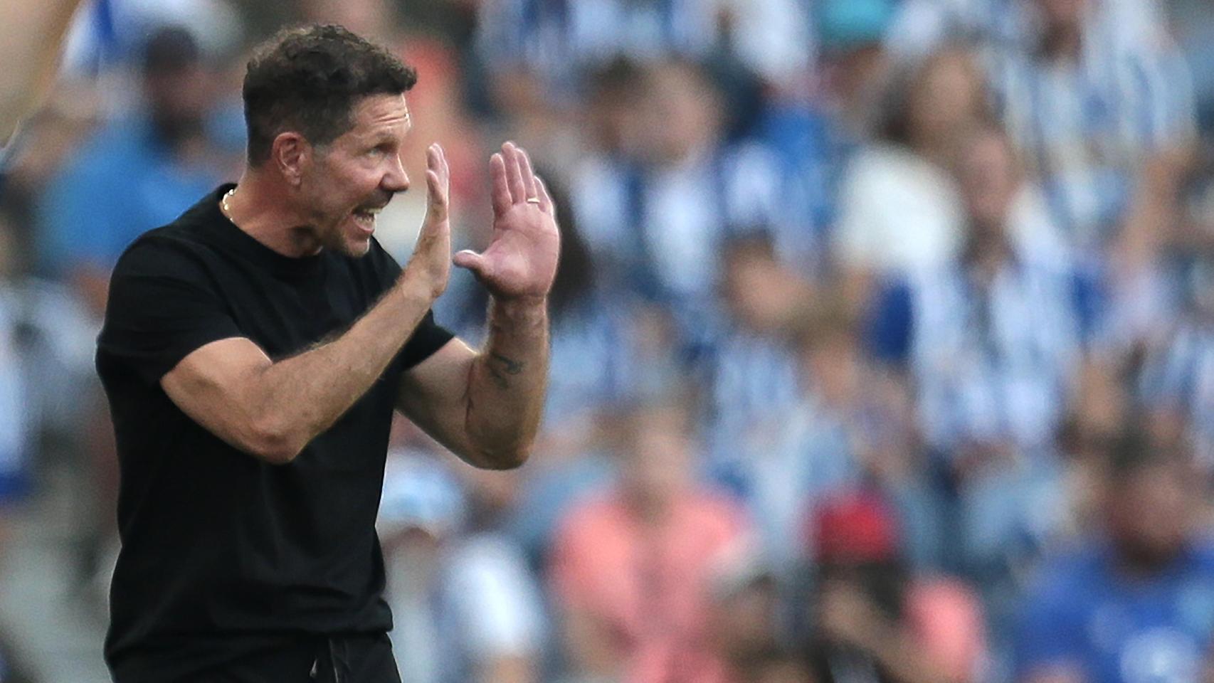 Diego Simeone da instrucciones en la banda durante el FC Porto-Atlético de Madrid del pasado domingo.