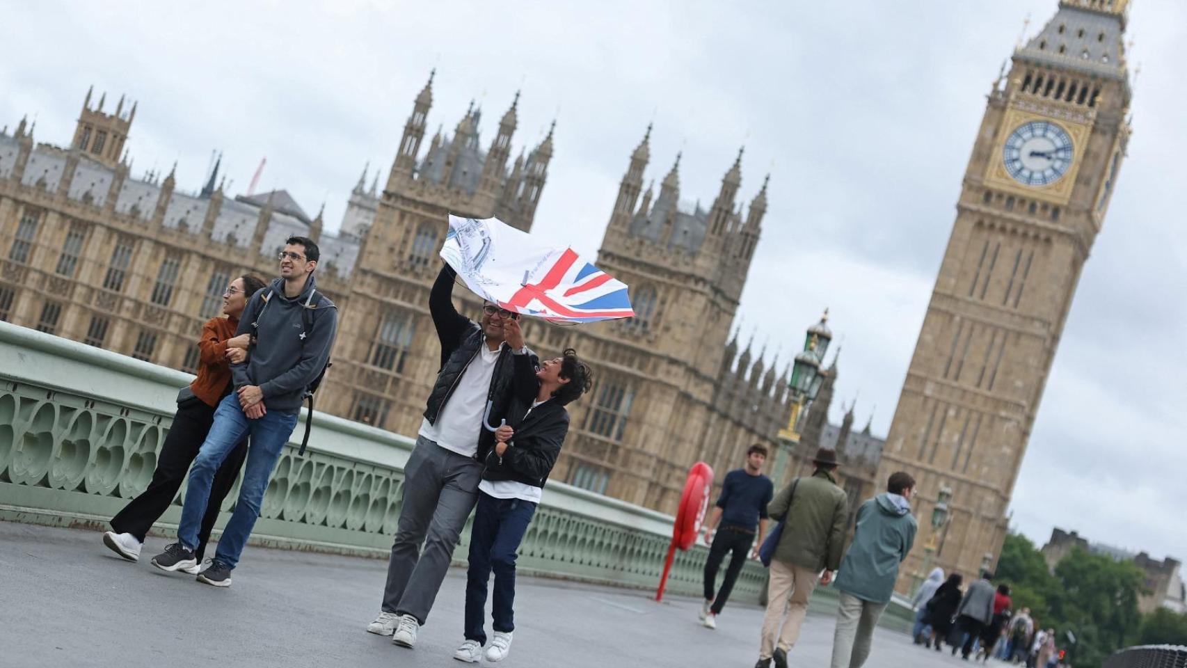 Un hombre trata de sujetar su paraguas pese al fuerte viento provocado por la tormenta Floris en Londres.