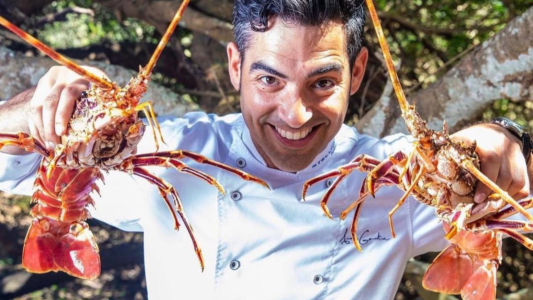 El chef Andreu Genestra entre langostas.