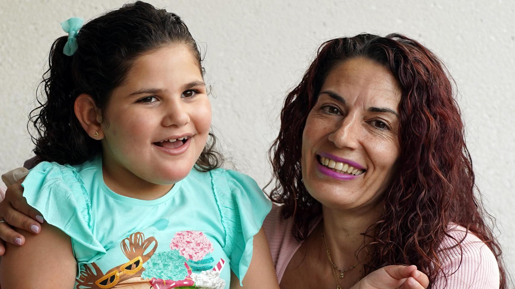 Soraya Fernández posa con Elisabeth en su casa de Madrid.