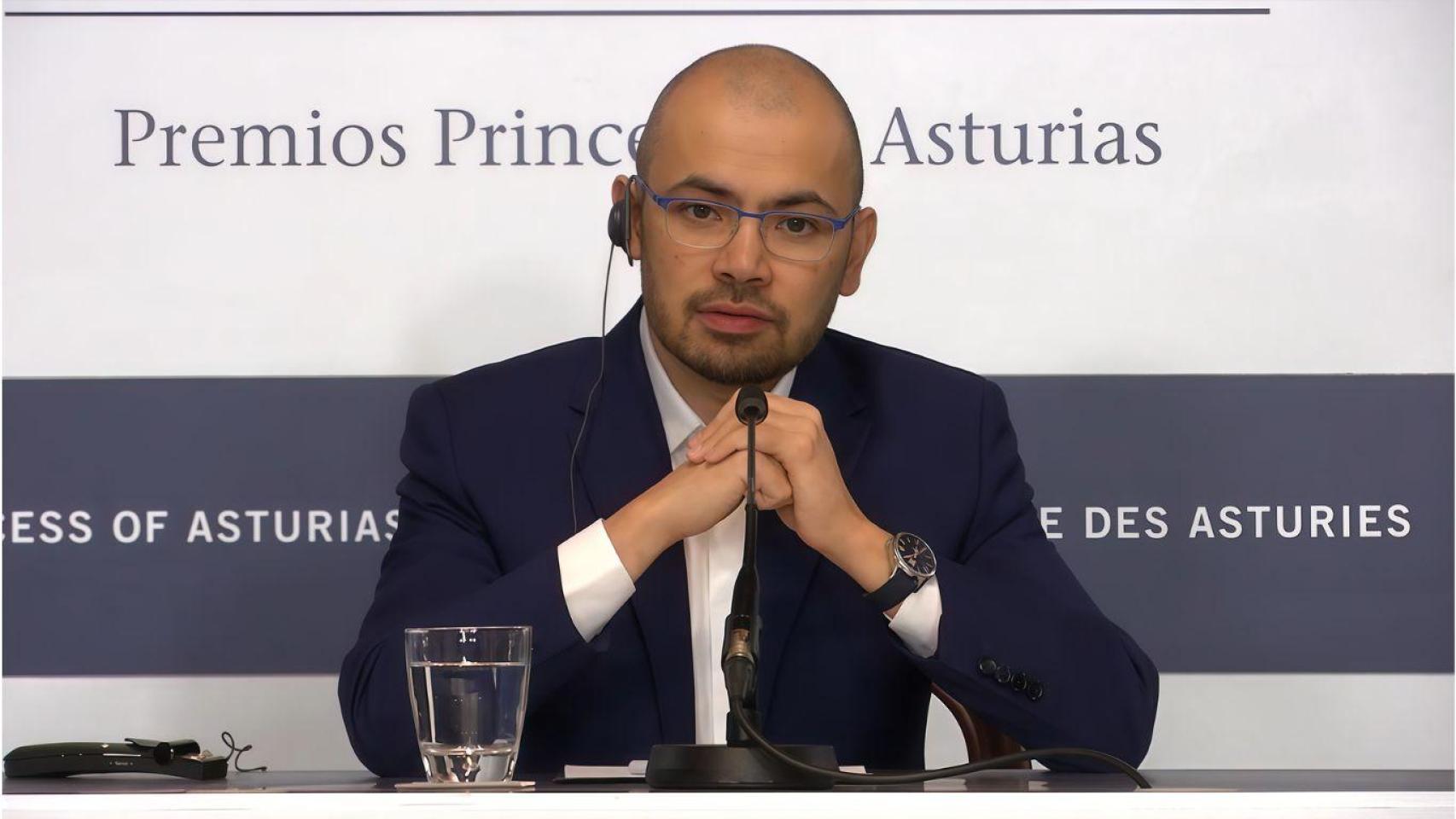 Demis Hassabis en una rueda de prensa tras recibir en 2022 el Premio Princesa de Asturias 2022 en Investigación Científica y Técnica.