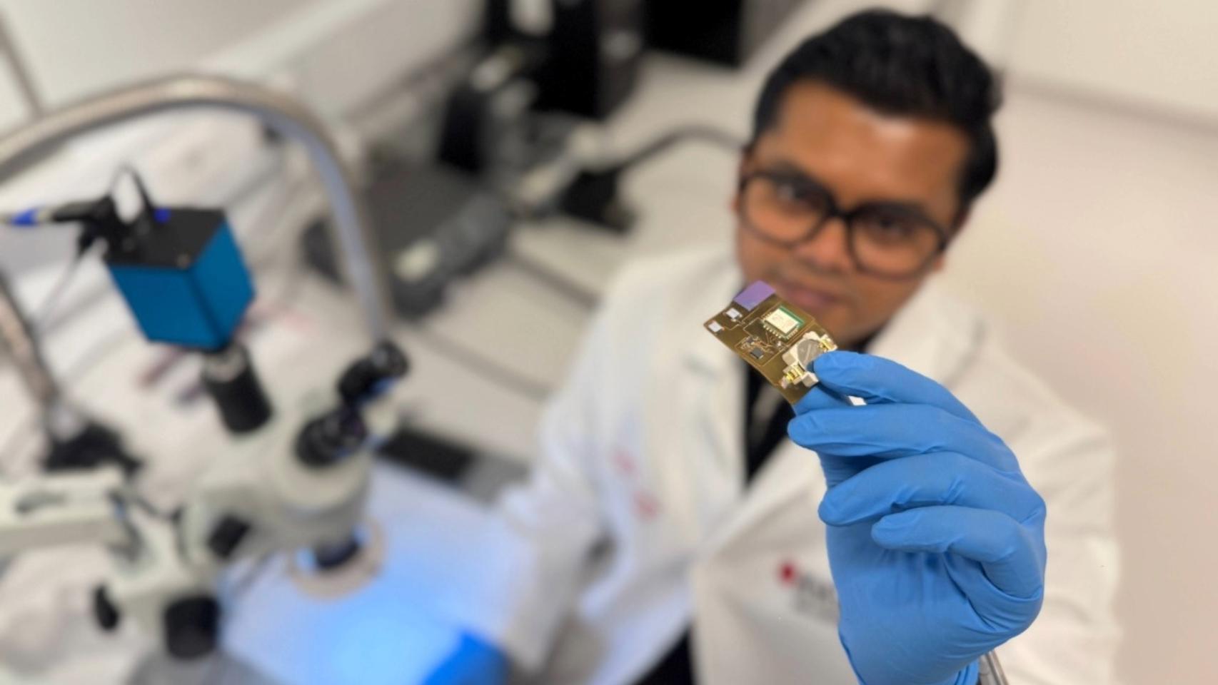 El ingeniero Peter Francis Mathew Elango mostrando el dispositivo para monitorizar heridas