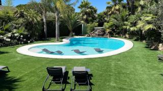 Muere un turista danés en una piscina de Marbella: estaba jugando tras consumir alcohol y drogas