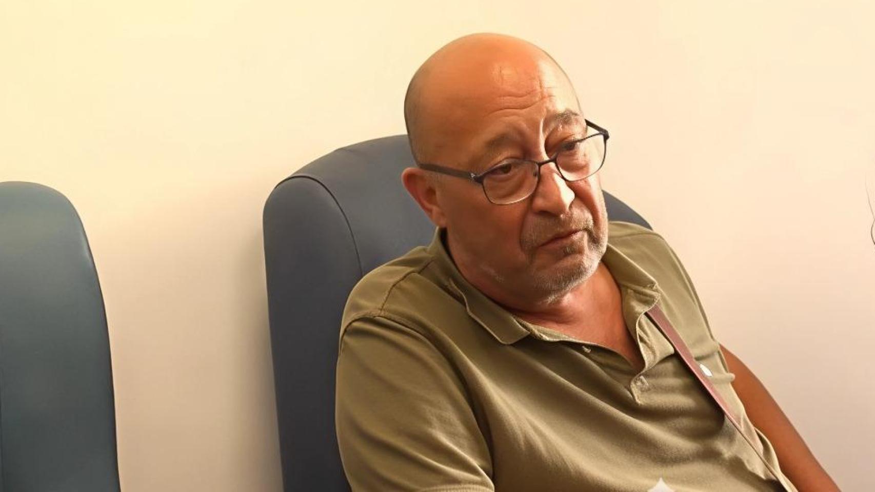 Este hombre intenta sobrevivir en la capital.