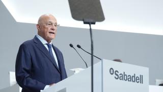 Josep Oliu, presidente de Sabadell, interviene durante la primera junta de accionistas que el banco celebra este miércoles en la Fira Sabadell.