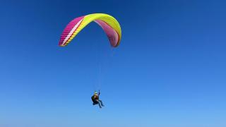 Herida una mujer con politraumatismos al estrellarse con su parapente en Agost
