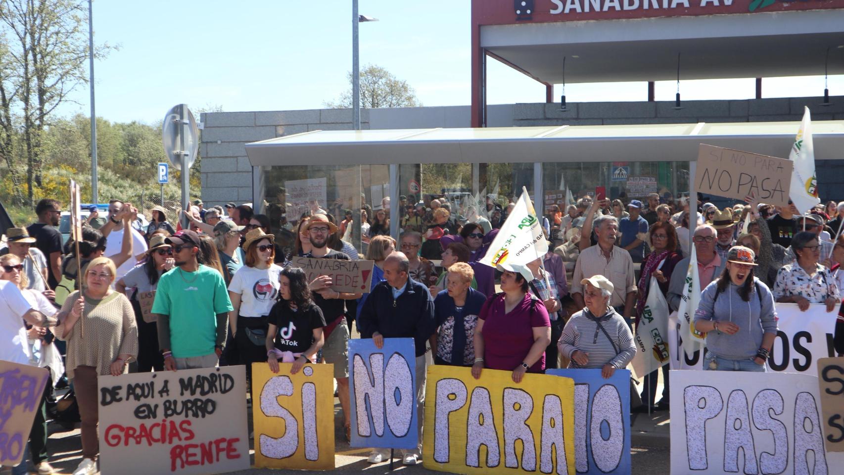 Concentración en la estación de Otero de Sanabria en mayo