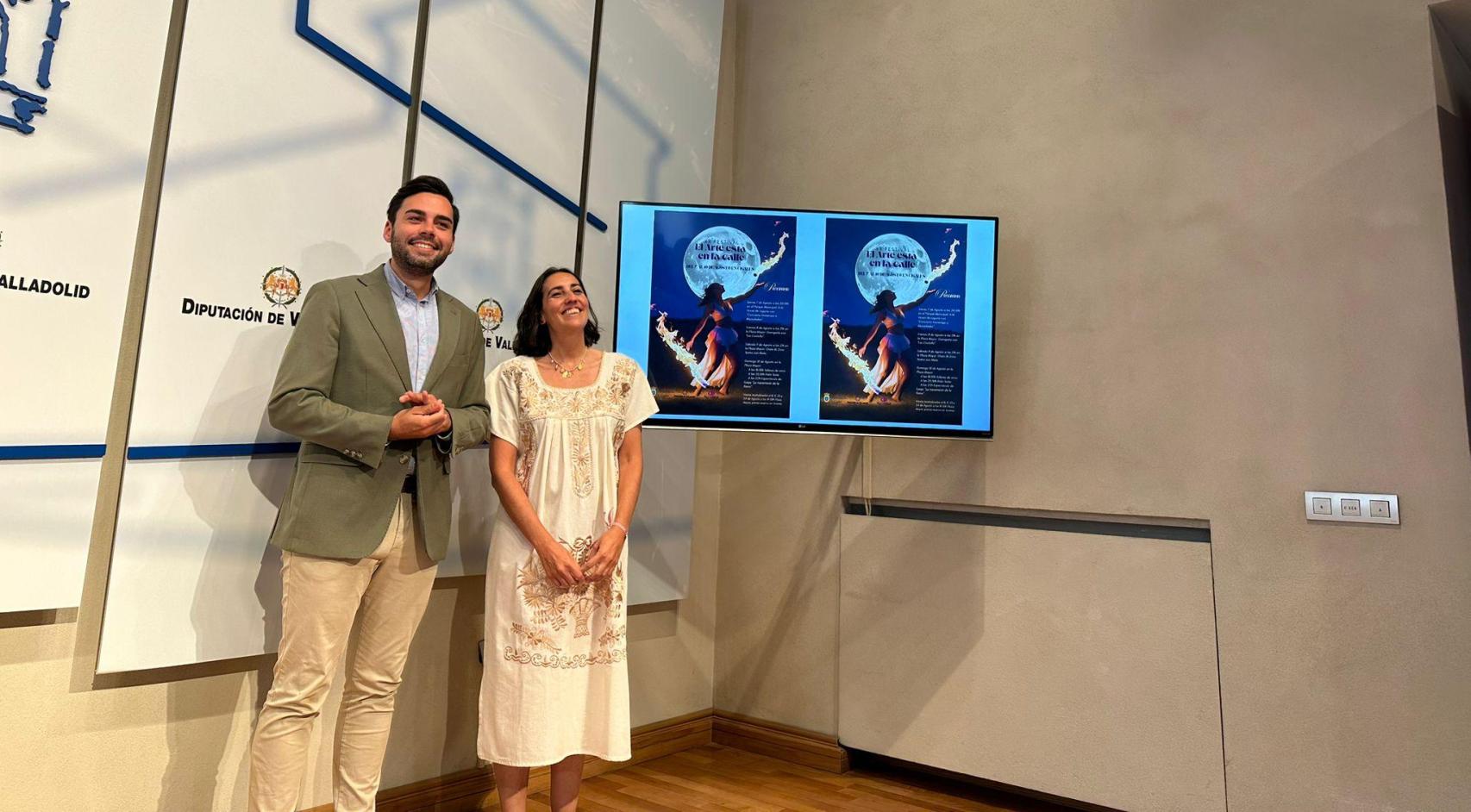 Roberto Migallón y María del Val durante la presentación de 'El arte está en la calle'