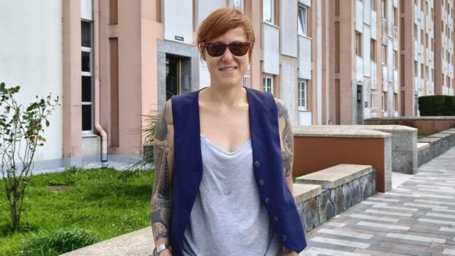 Sés, cantautora coruñesa, no seu barrio de Elviña