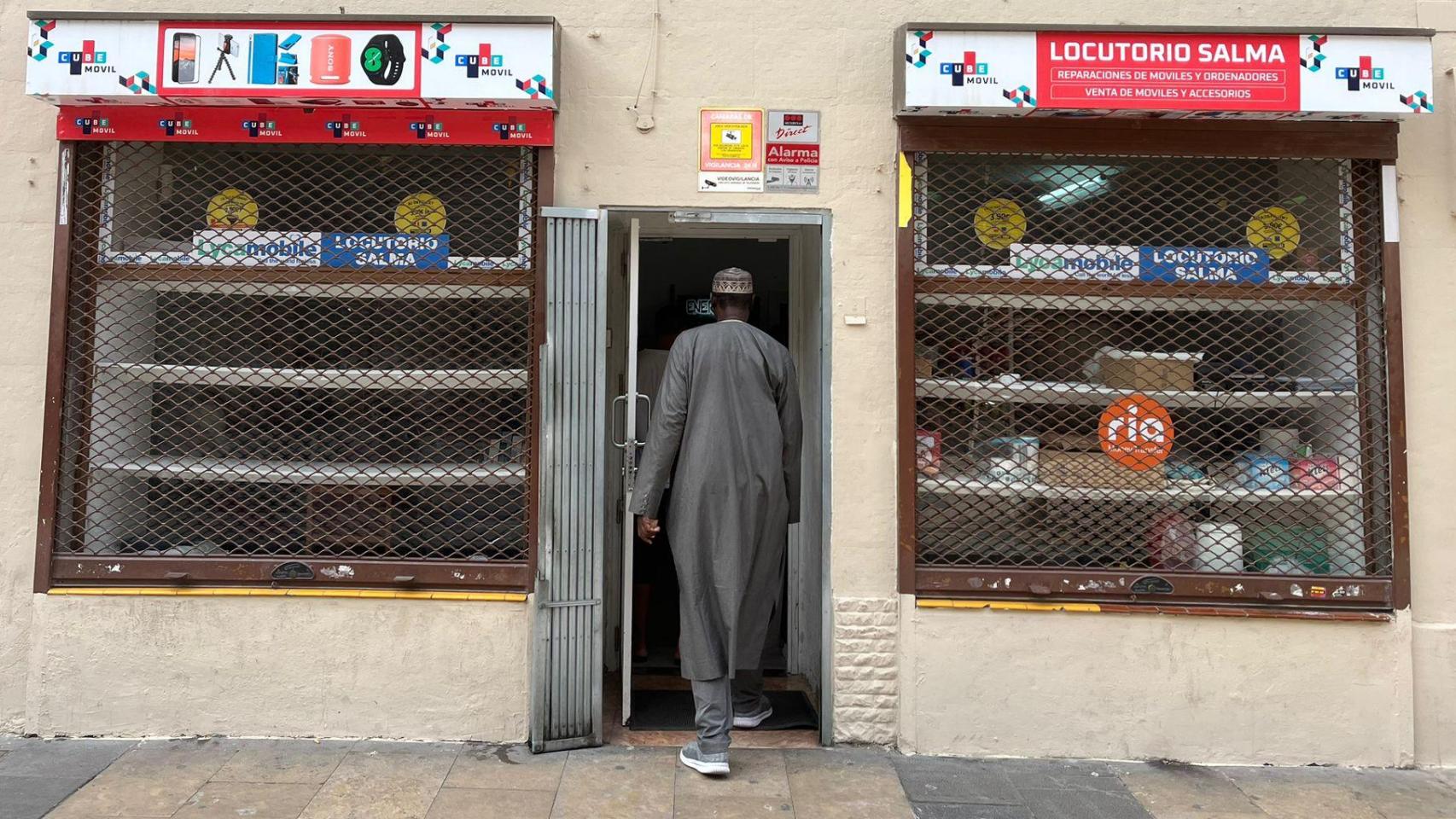 El locutorio está ubicado en plena calle de San Pablo.