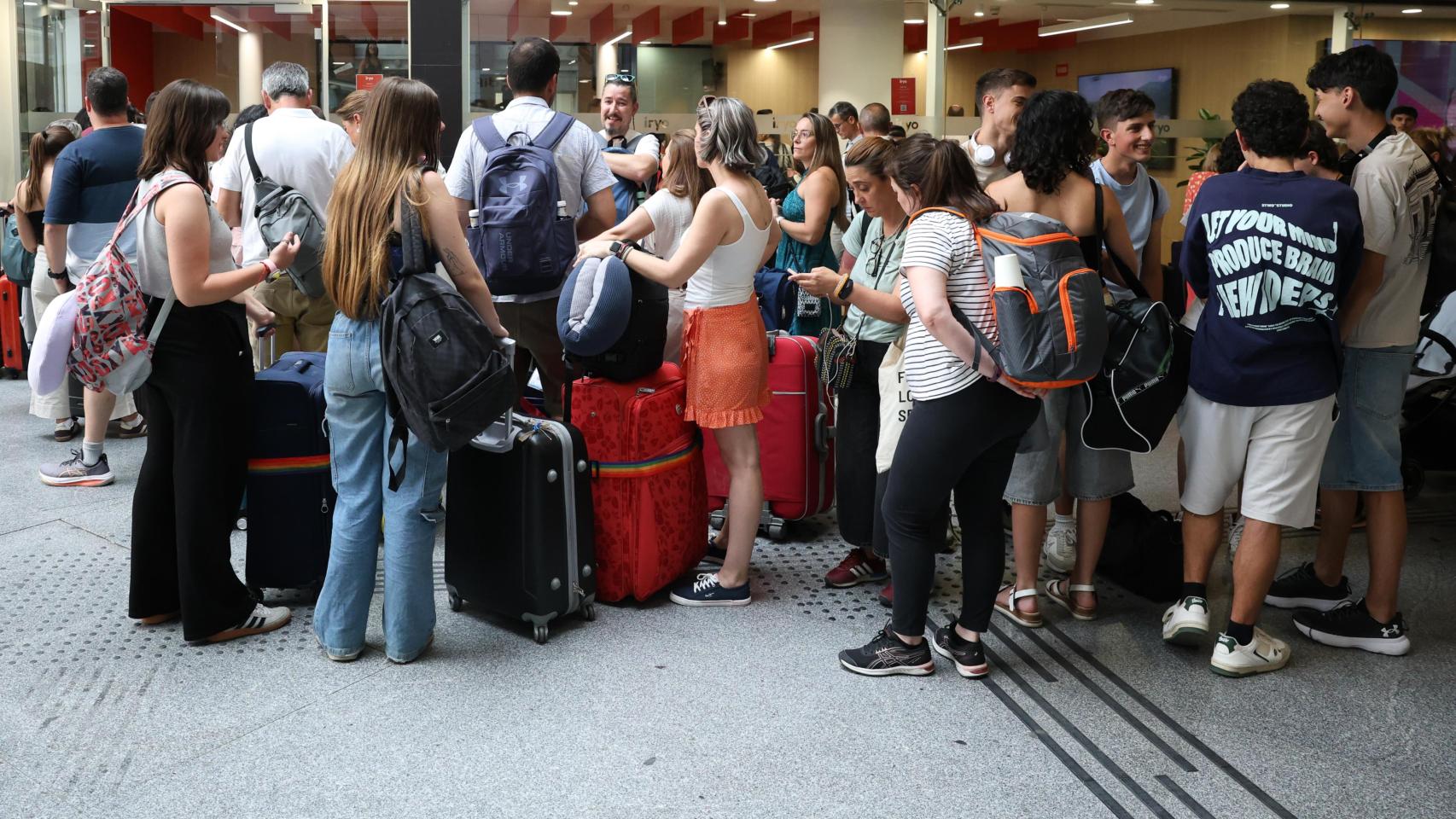 Decenas de personas esperan en la estación de Atocha -Almudena Grandes