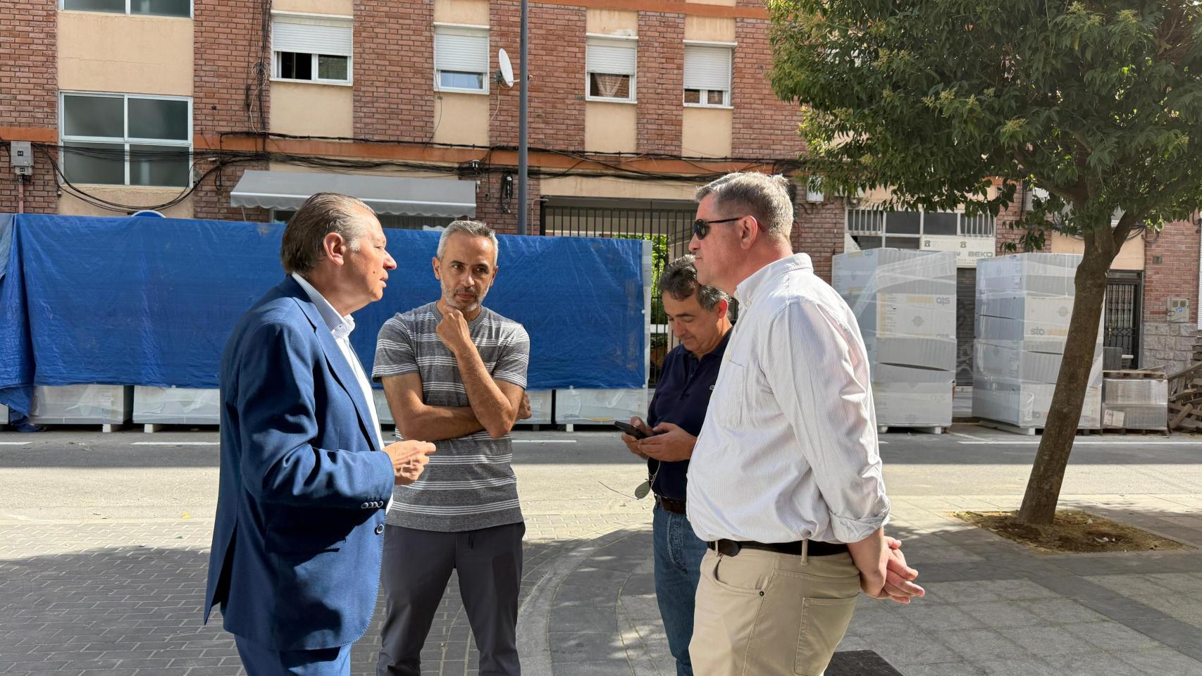 El concejal de Fomento, Fernando Carabias, durante una visita al barrio Garrido