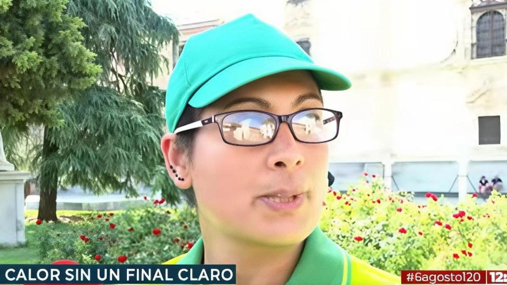 El calor no le impide trabajar.