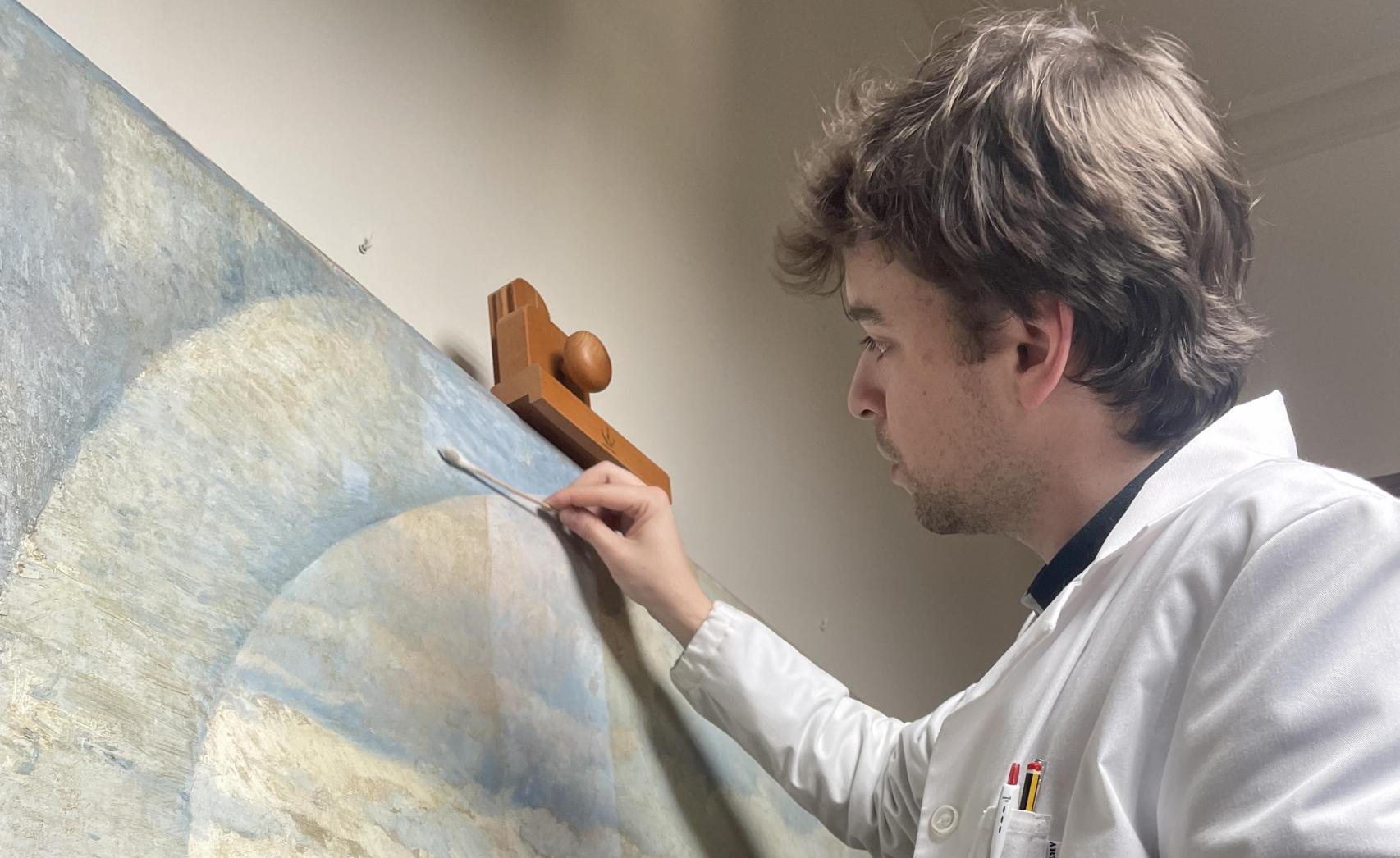 Trabajos de restauración de una obra de la colección Fundos.