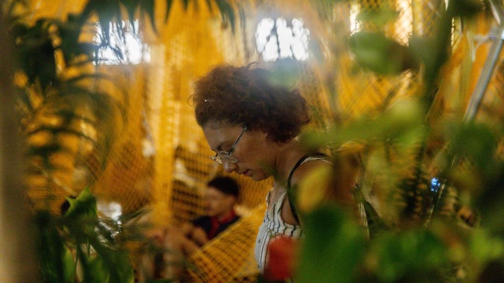 Una mujer se refugia del calor en el Círculo de Bellas Artes de Madrid.