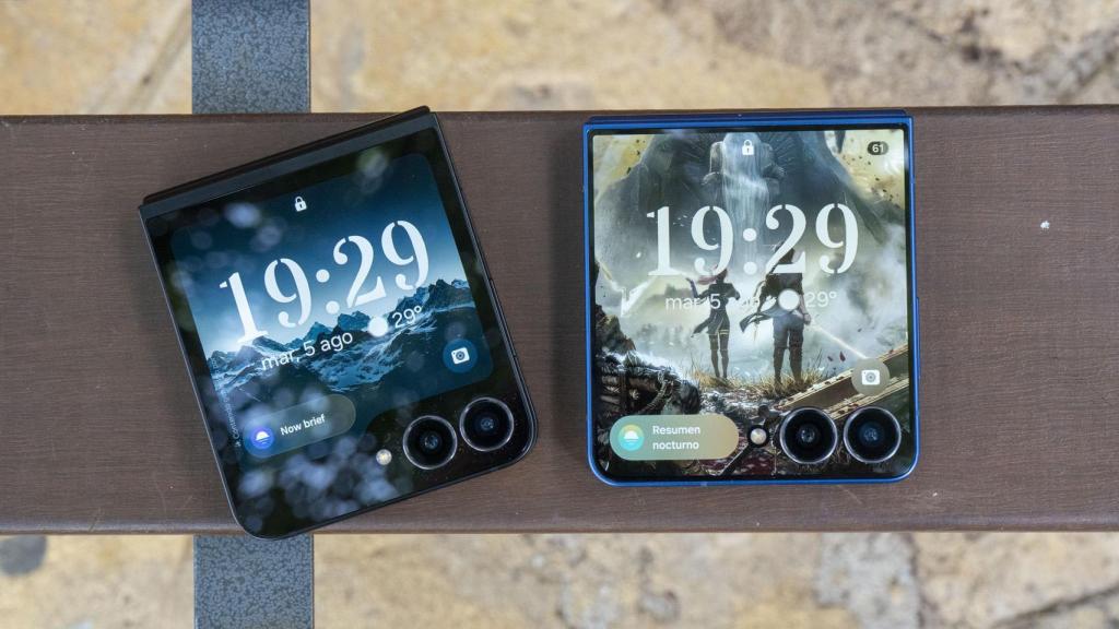 Izqu.: Galaxy Z Flip 7 FE. Der.: Galaxy Z Flip 7.
