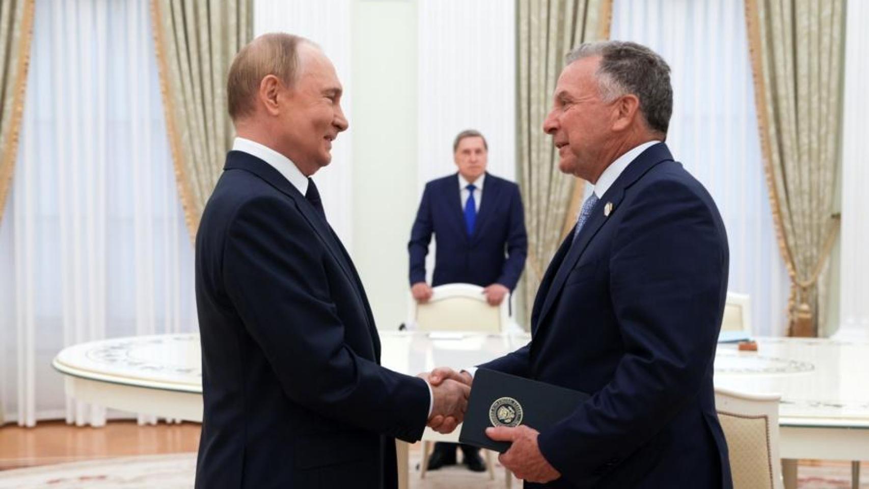El presidente ruso, Vladímir Putin (izq.), y el enviado especial de EE. UU. para Oriente Medio, Steve Witkoff, se estrechan la mano antes de una reunión en el Kremlin.