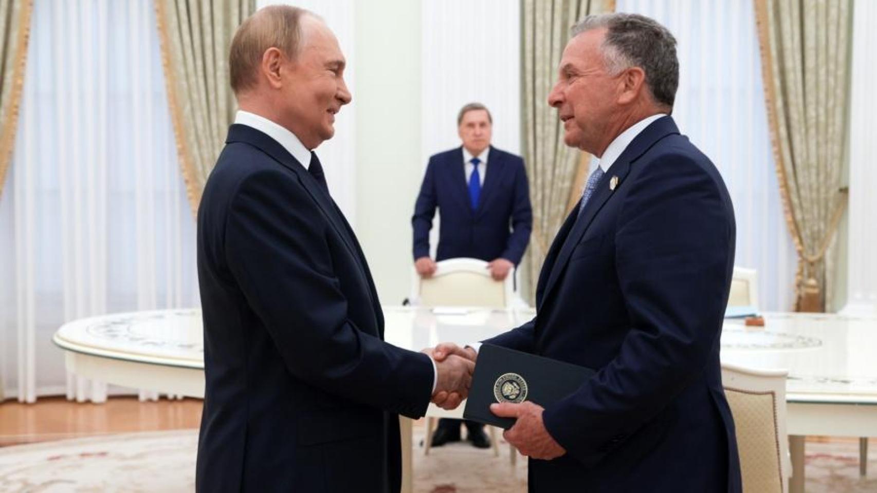 El presidente ruso, Vladímir Putin (izq.), y el enviado especial de EE. UU. para Oriente Medio, Steve Witkoff, se estrechan la mano antes de una reunión en el Kremlin.