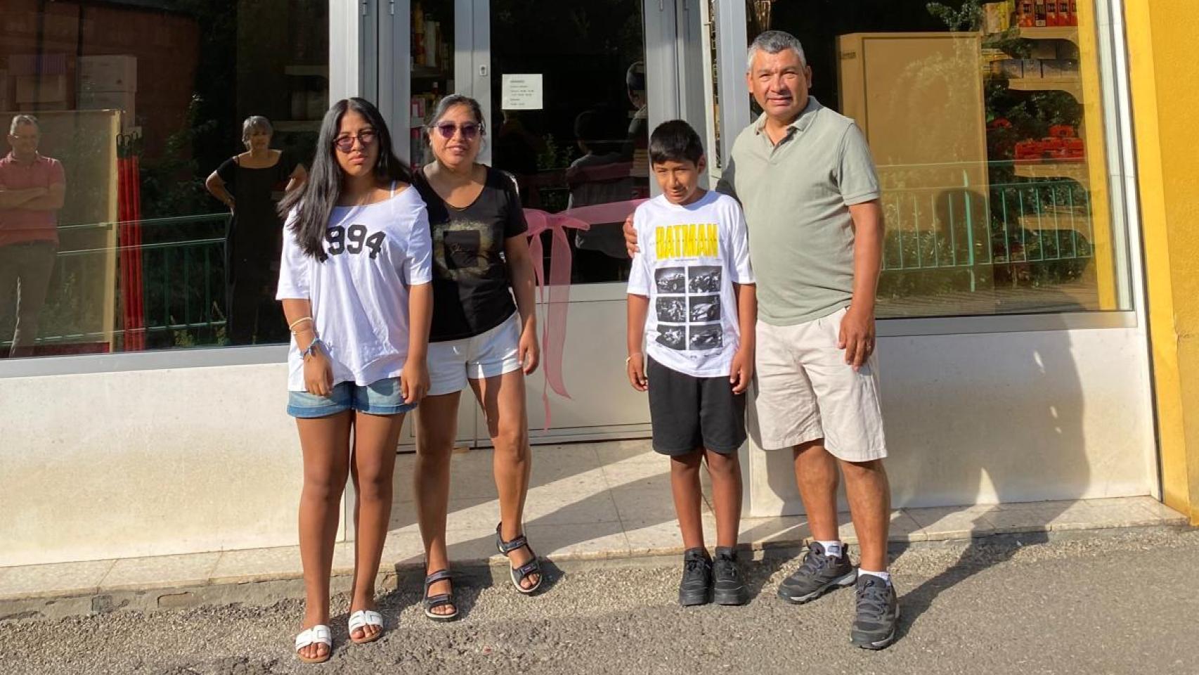 Jeny Quispe junto a su marido y sus hijos a las puertas de su nuevo negocio en un pueblo de León