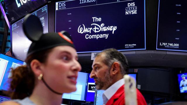 Una pantalla de la Bolsa de Nueva York muestra el logo de Walt Disney.