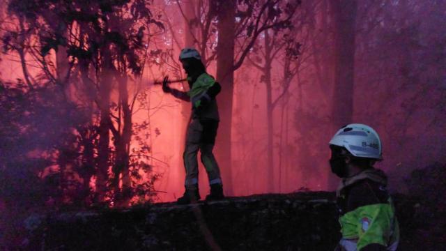 Equipo de bomberos de A Coruña en el incendio de Corme Aldea el pasado 5 de agosto.