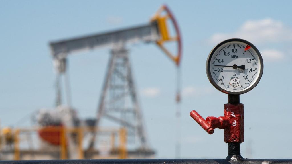 Un manómetro cerca de los gatos de una bomba de petróleo en las afueras de Almetyevsk, en la República de Tartaristán, Rusia.