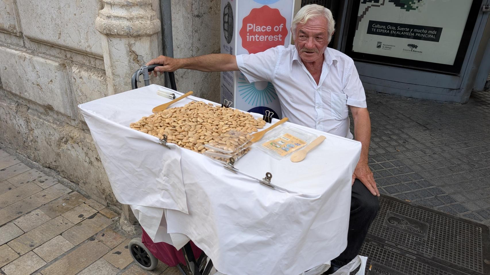 Enrique, el almendrero más antiguo en activo en Málaga.