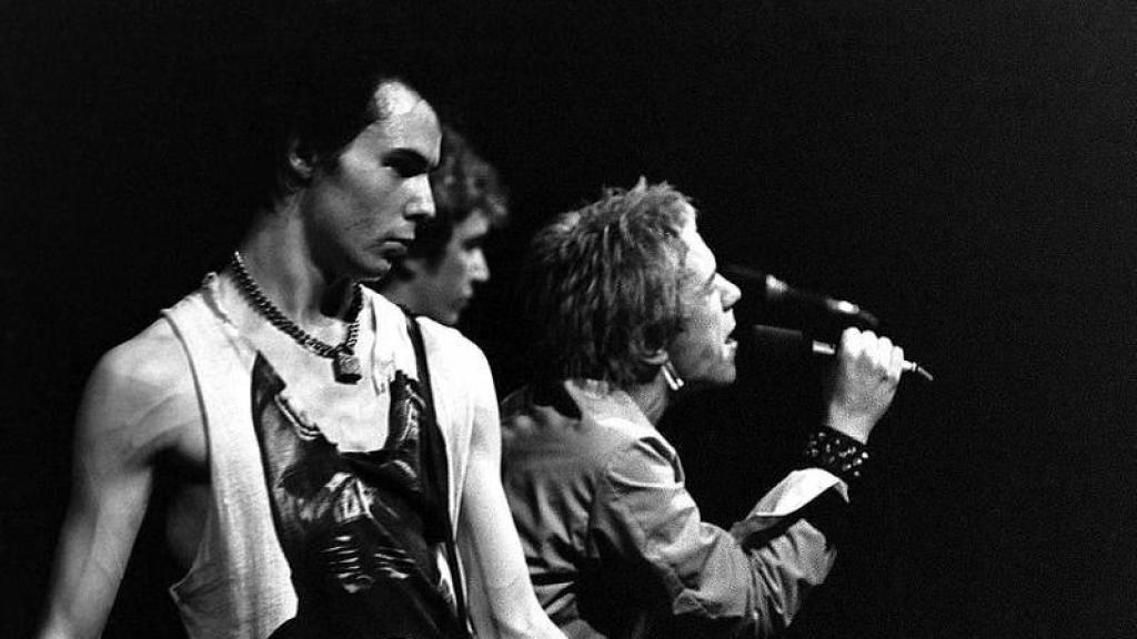Un recién incorporado Sid Vicious (izquierda) junto a Johnny Rotten (derecha) y Steve Jones (al fondo) en una actuación de Sex Pistols en Trondheim (Noruega), el 21 de julio de 1977. Foto: Riksarkivet / Wikimedia Commons