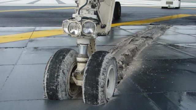 La rueda del tren de aterrizaje de un avión frenada por un sistema EMAS