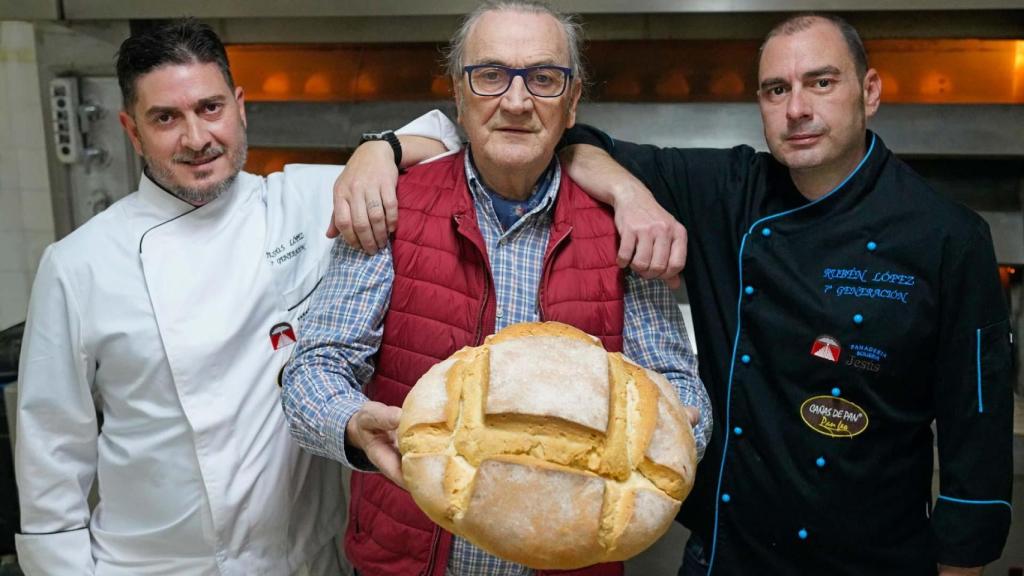 Jesús junto a su padre y su hermano en la Panadería Jesús.