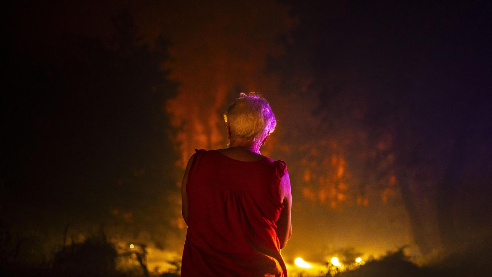 Una vecina observa el incendio de As Neves, Pontevedra.