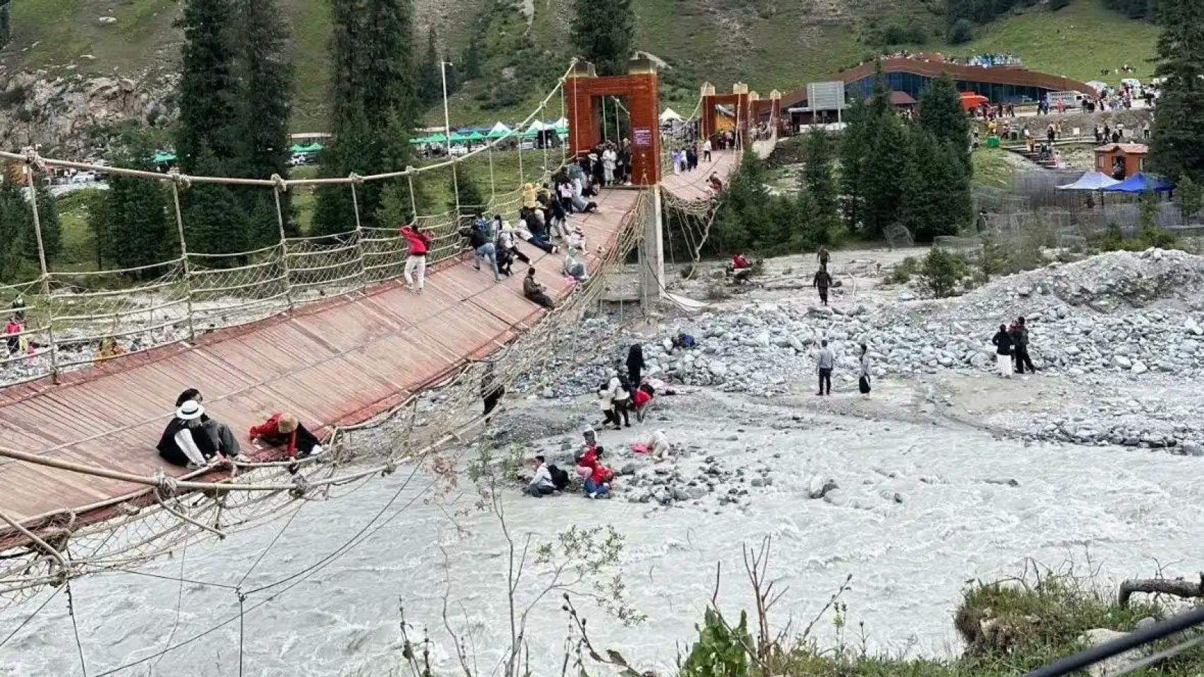 Imagen del puente colgante tras la rotura en Xiata, en el condado de Zhaosu (China).
