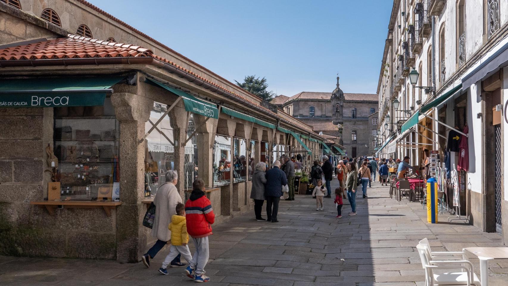 Gente en el entorno de la plaza de Abastos de Santiago.