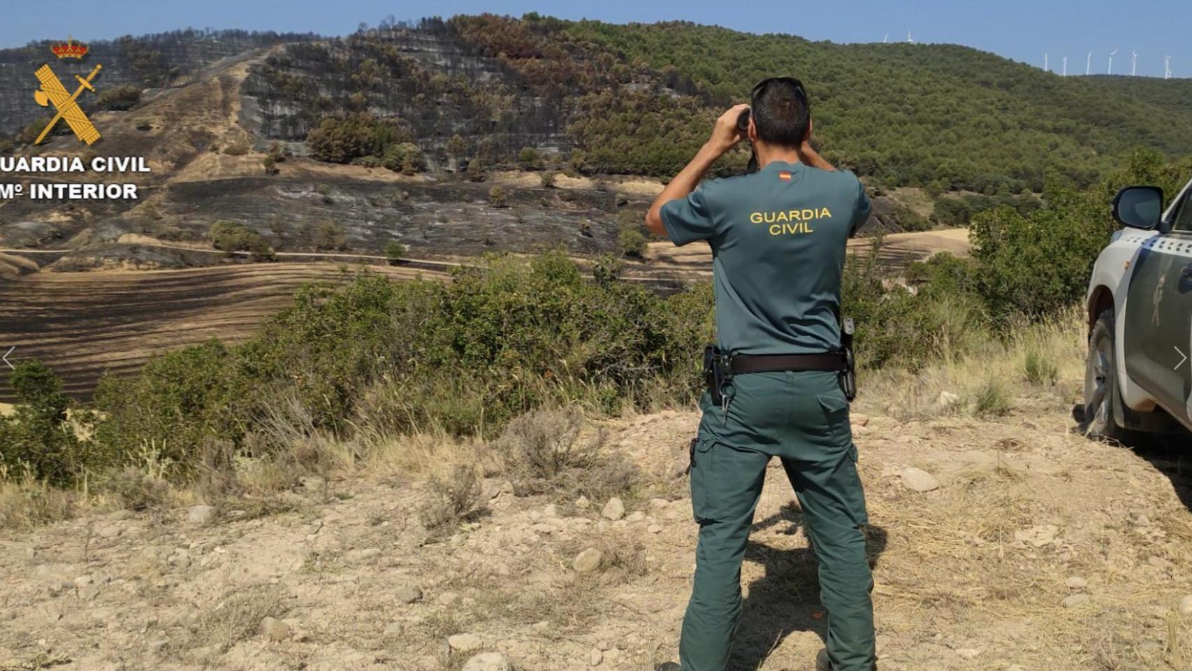 Un guardia civil en una zona de montaña.