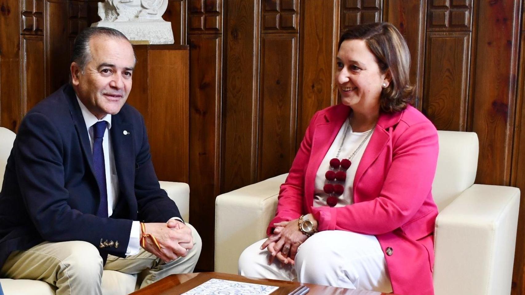 El alcalde de Talavera, José Julián Gregorio, junto a la presidenta de la Diputación de Toledo, Concepción Cedillo. Foto: Diputación.
