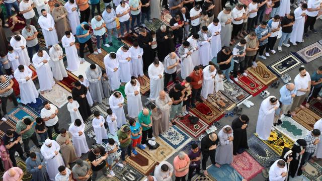 Musulmanes rezando la oración del del Eid al-Adha.