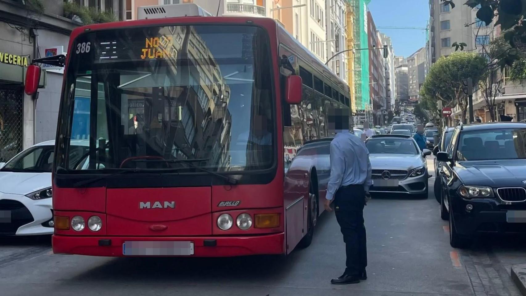 El bus, atascado por el Mercedes al inicio de la calle