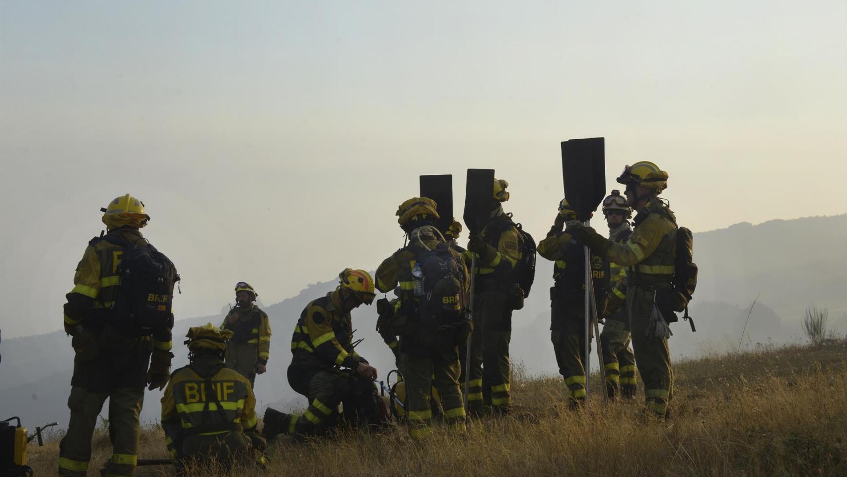 Bomberos trabajan para extinguir el incendio, a 2 de agosto de 2025, en Vilardevós, Ourense, Galicia (España)